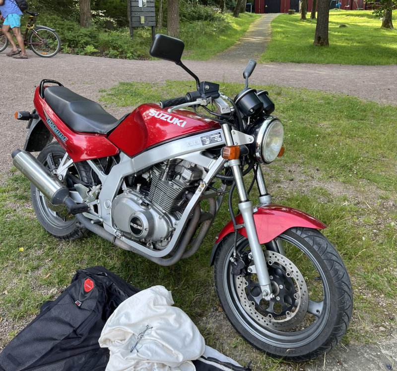 Suzanne the GS500E at the lake